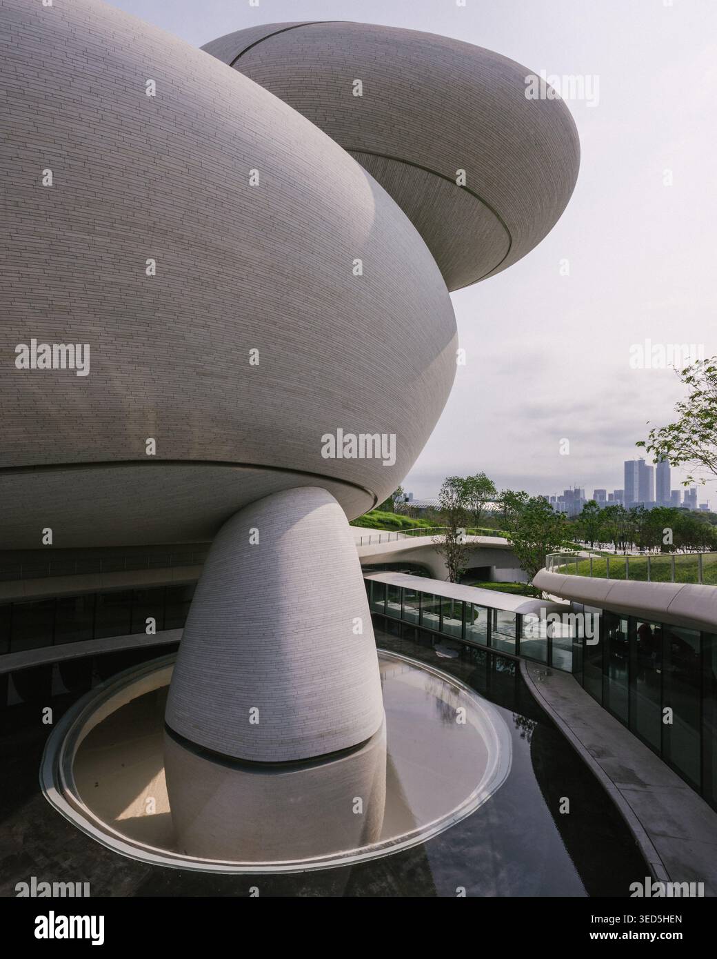 Shenzhen Bay culture Square, musée en bord de baie, vue extérieure avec parc paysager. Architecture design par MAD Architects. Banque D'Images