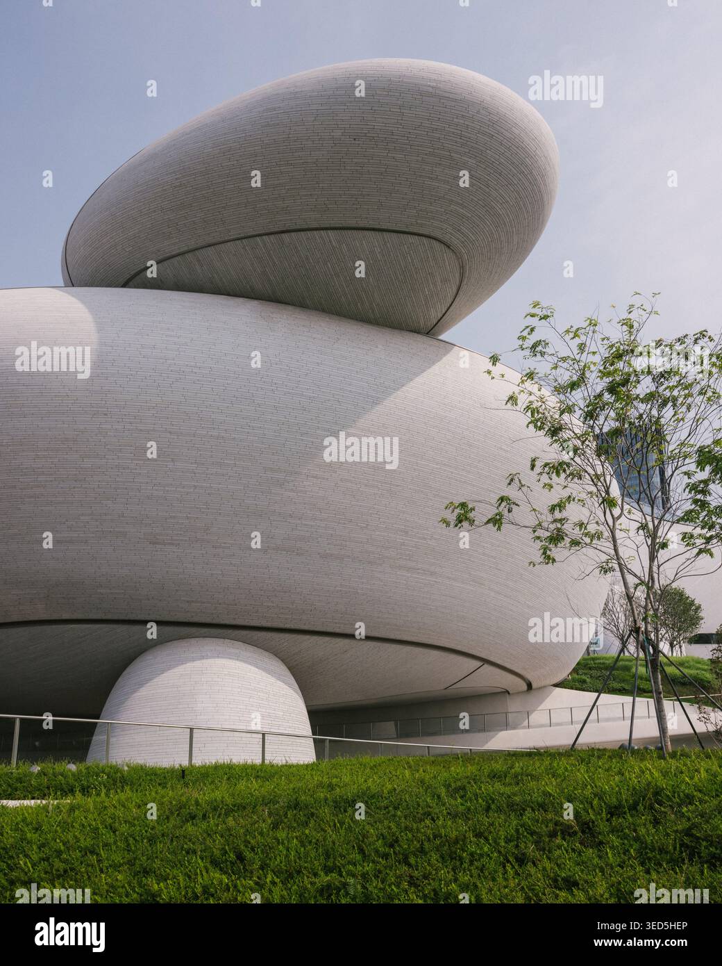 Shenzhen Bay culture Square, musée en bord de baie, vue extérieure avec parc paysager. Architecture design par MAD Architects. Banque D'Images