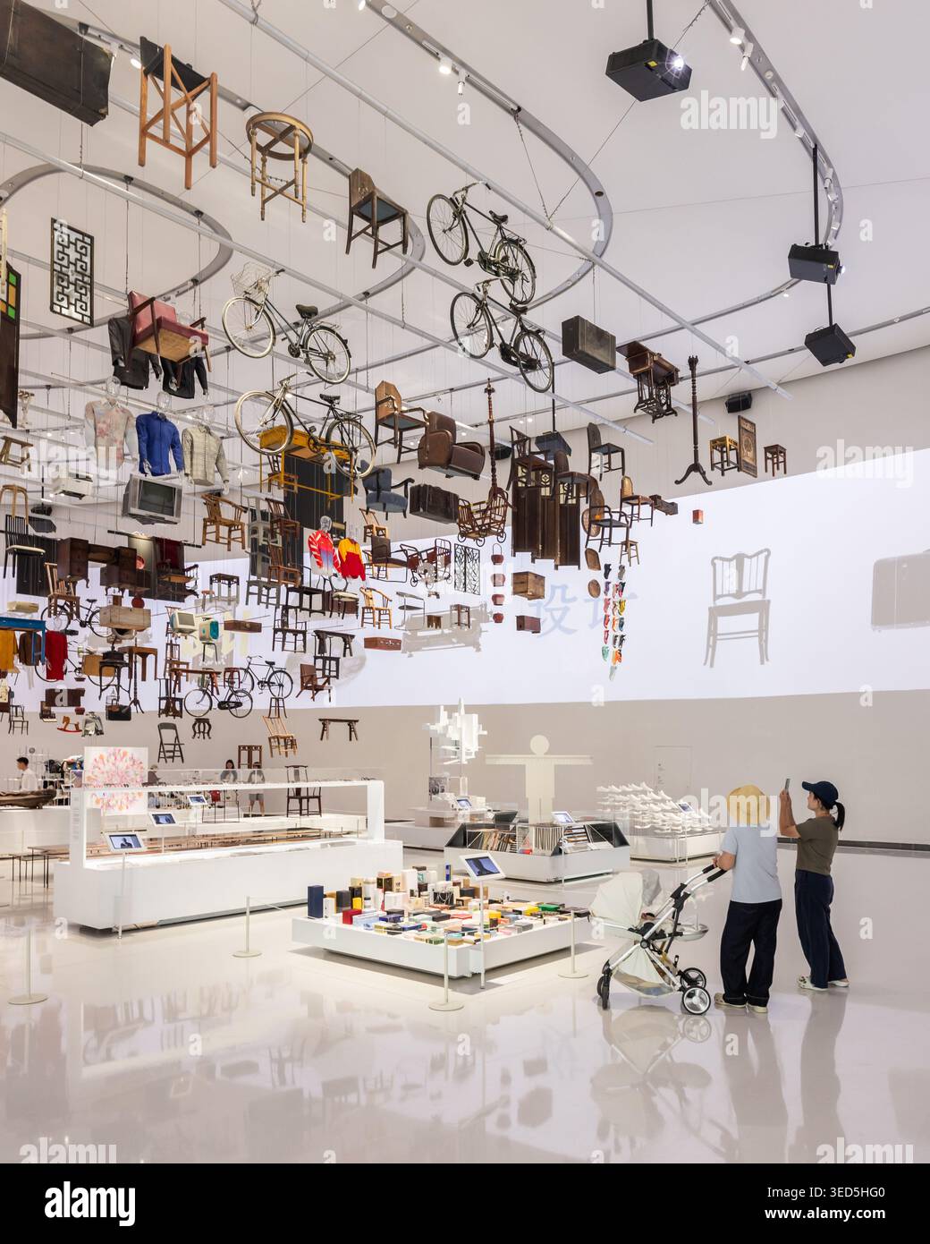 Exposition du musée intérieur de Shenzhen Bay culture Square avec collection de design. Architecture design par MAD Architects. Banque D'Images