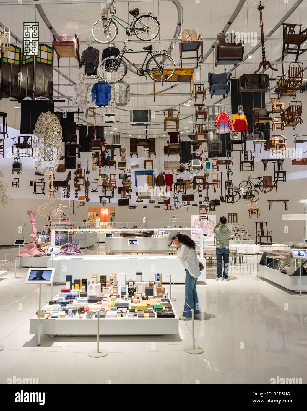 Exposition du musée intérieur de Shenzhen Bay culture Square avec collection de design. Architecture design par MAD Architects. Banque D'Images