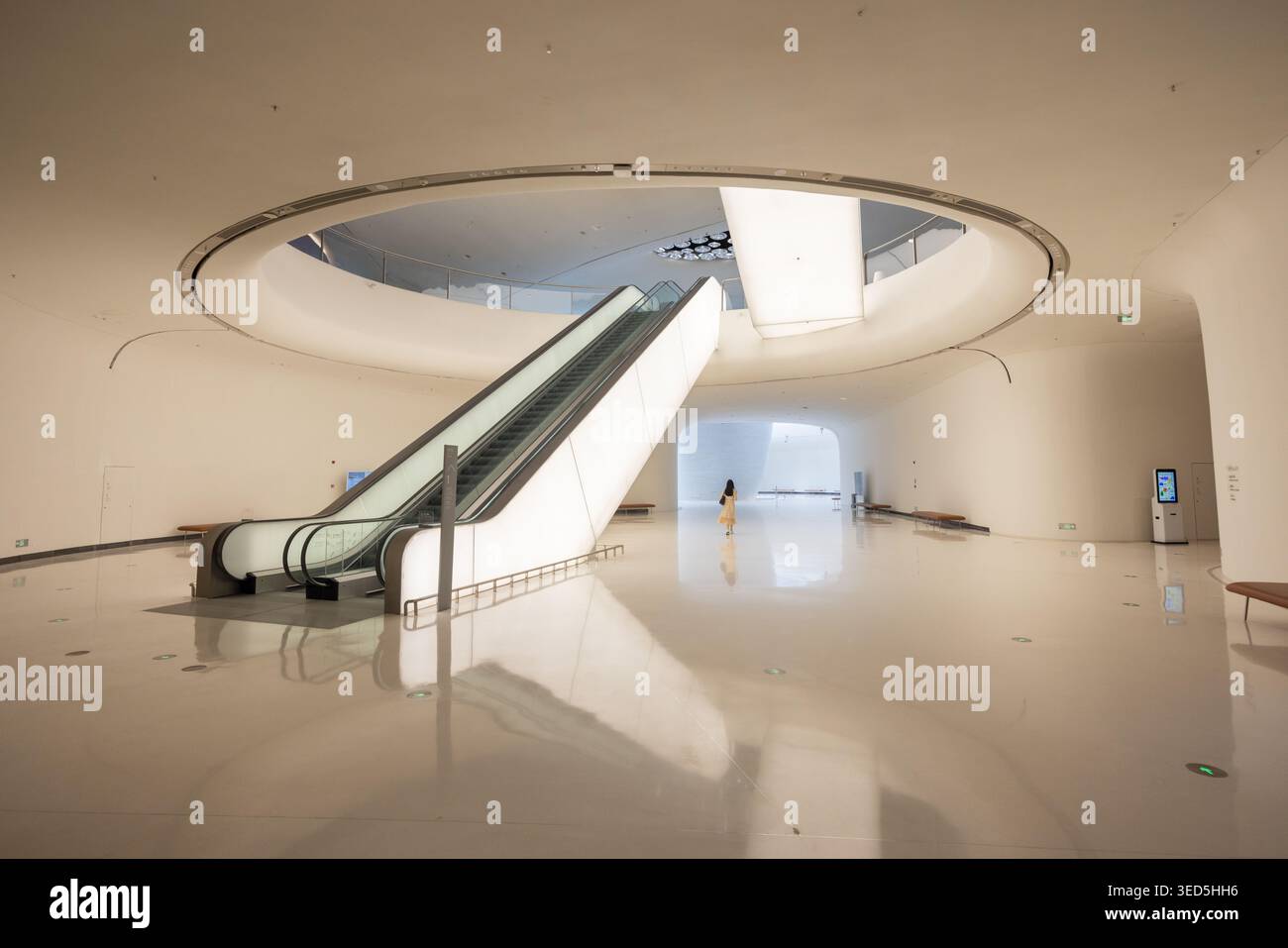 Exposition du musée intérieur de Shenzhen Bay culture Square avec collection de design. Architecture design par MAD Architects. Banque D'Images
