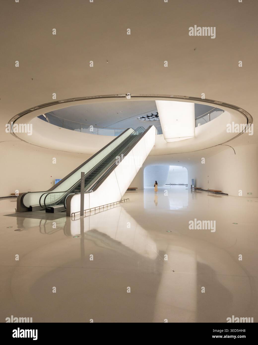 Exposition du musée intérieur de Shenzhen Bay culture Square avec collection de design. Architecture design par MAD Architects. Banque D'Images