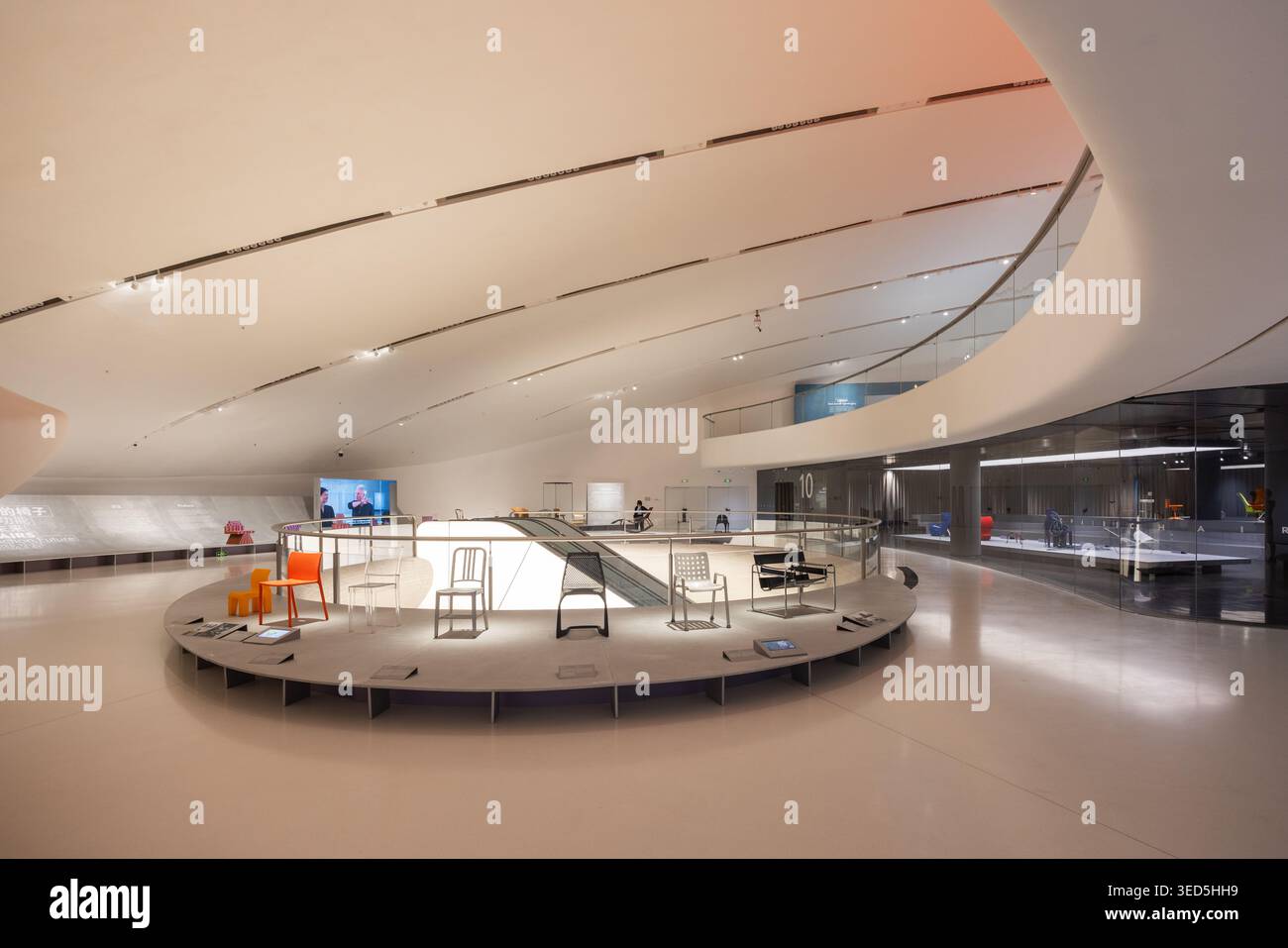 Exposition du musée intérieur de Shenzhen Bay culture Square avec collection de design. Architecture design par MAD Architects. Banque D'Images