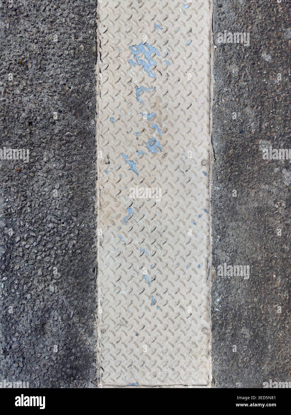 Insert métallique de plaque de diamant dans l'asphalte, fond de texture haut vers le bas industriel - Image de stock capturée avec un smartphone