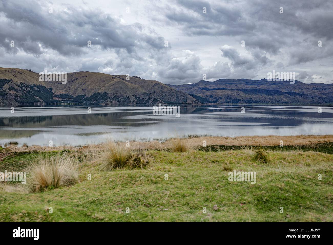 Cusco, Pérou - 26 novembre 2025 : Laguna Pomacanchi et les 4 lacs roulent dans la province d'Acomayo Banque D'Images