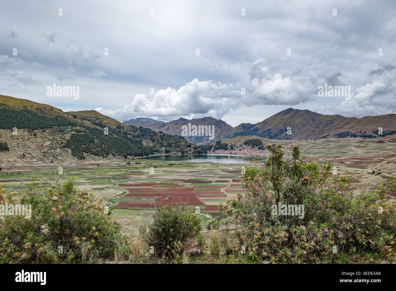 Cusco, Pérou - 26 novembre 2025 : Laguna Pomacanchi et les 4 lacs roulent dans la province d'Acomayo Banque D'Images