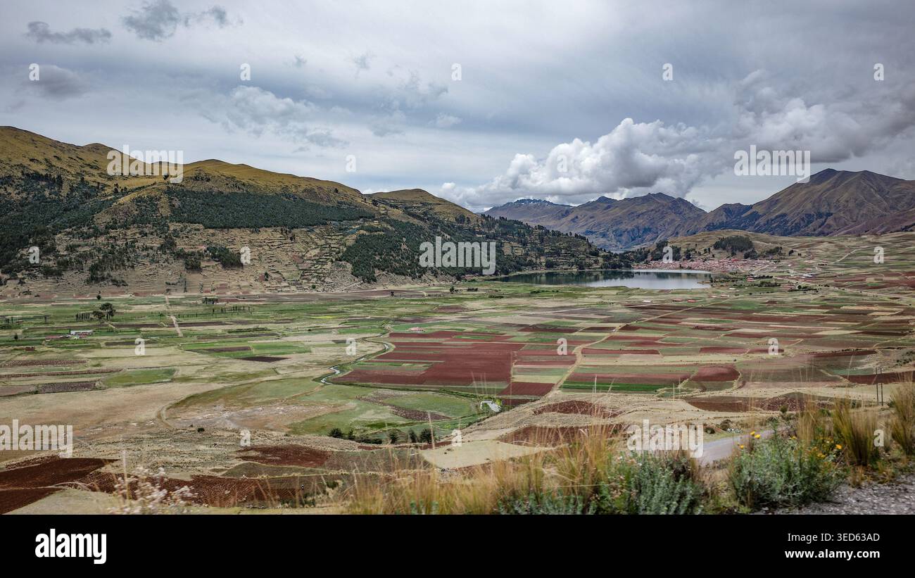 Cusco, Pérou - 26 novembre 2025 : Laguna Pomacanchi et les 4 lacs roulent dans la province d'Acomayo Banque D'Images