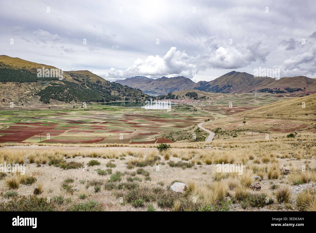 Cusco, Pérou - 26 novembre 2025 : Laguna Pomacanchi et les 4 lacs roulent dans la province d'Acomayo Banque D'Images