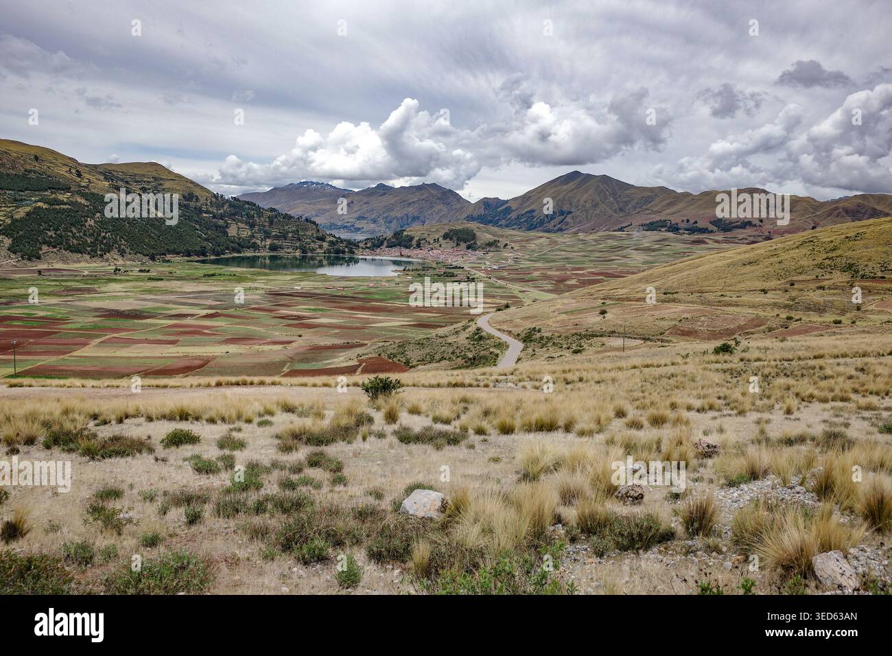 Cusco, Pérou - 26 novembre 2025 : Laguna Pomacanchi et les 4 lacs roulent dans la province d'Acomayo Banque D'Images