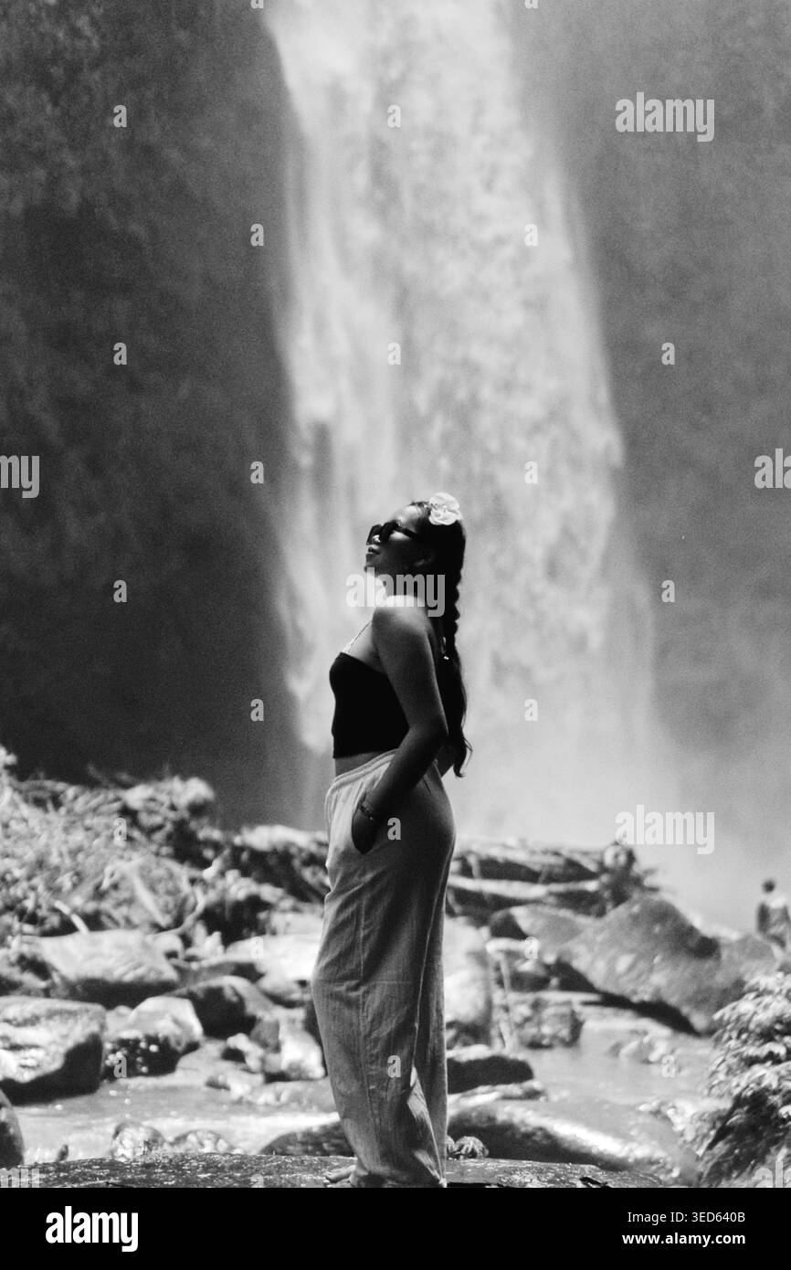 Portrait noir et blanc de femme à la cascade Nungnung, Bali Banque D'Images