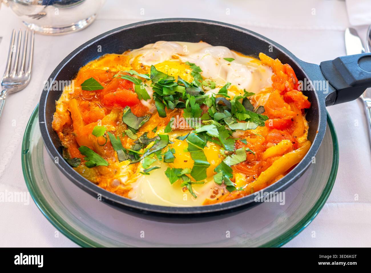 Shakshuka traditionnel dans une poêle à frire pour le petit déjeuner Banque D'Images