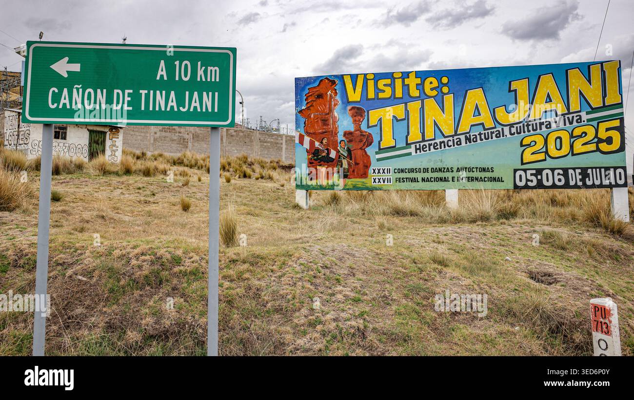 Tinajani, Pérou - 26 novembre 2025 : panneau pour Tinajani Canyon sur la route entre Cusco et Puno, Pérou Banque D'Images