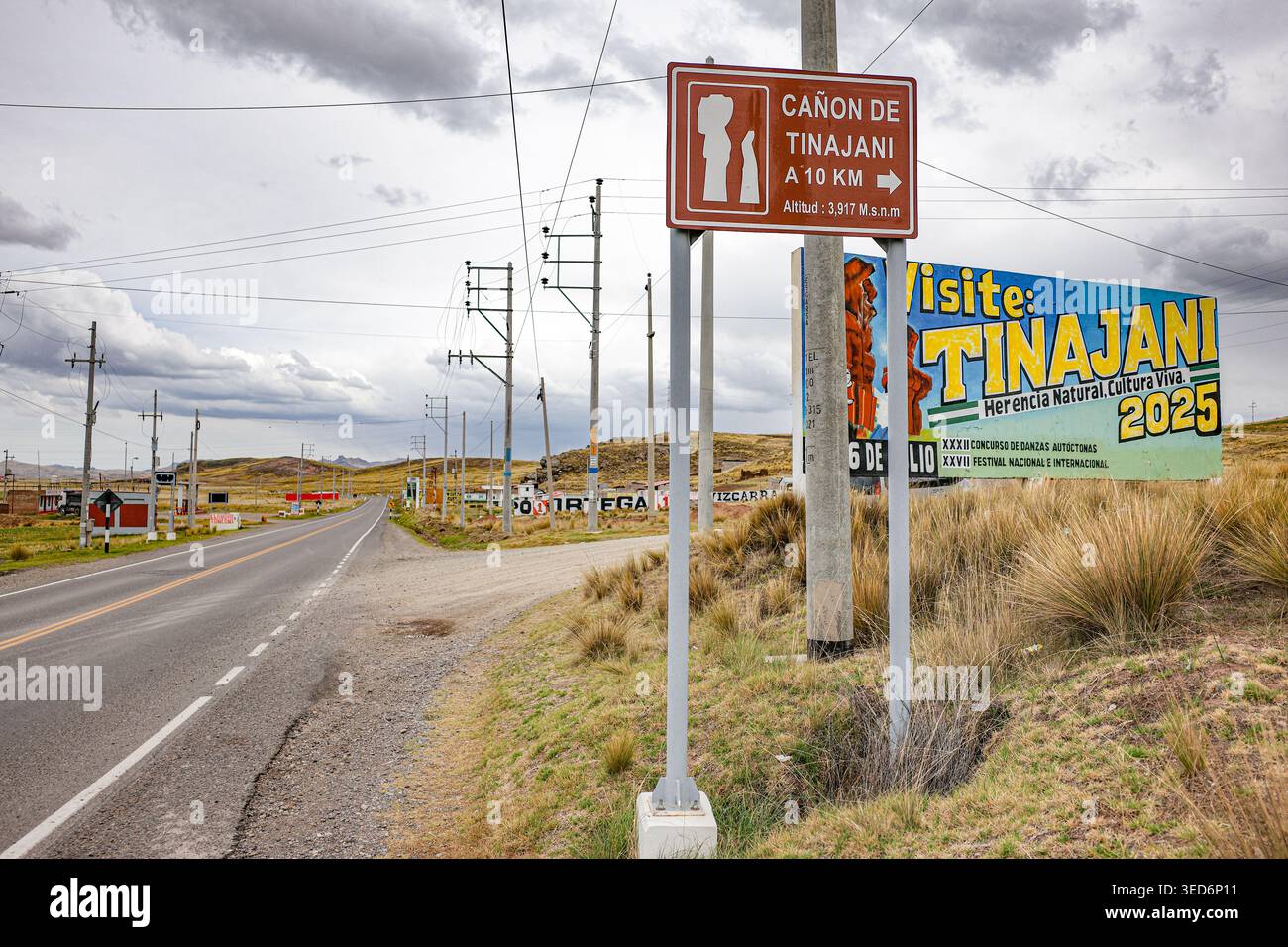Tinajani, Pérou - 26 novembre 2025 : panneau pour Tinajani Canyon sur la route entre Cusco et Puno, Pérou Banque D'Images