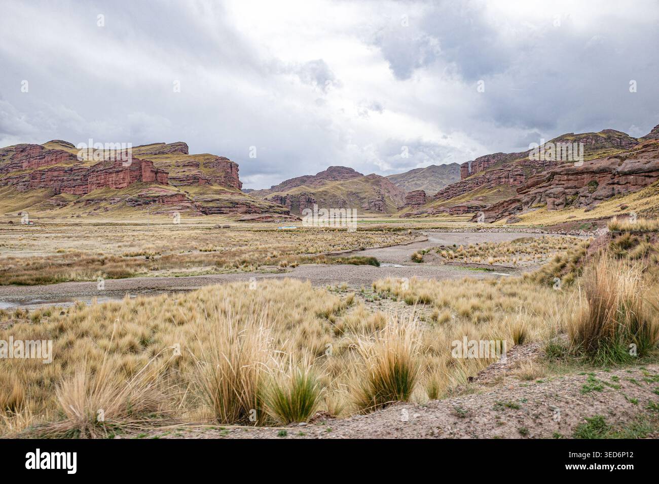Tinajani, Pérou - 27 novembre 2025 : formations rocheuses du canyon Tinajani dans les Andes péruviennes Banque D'Images