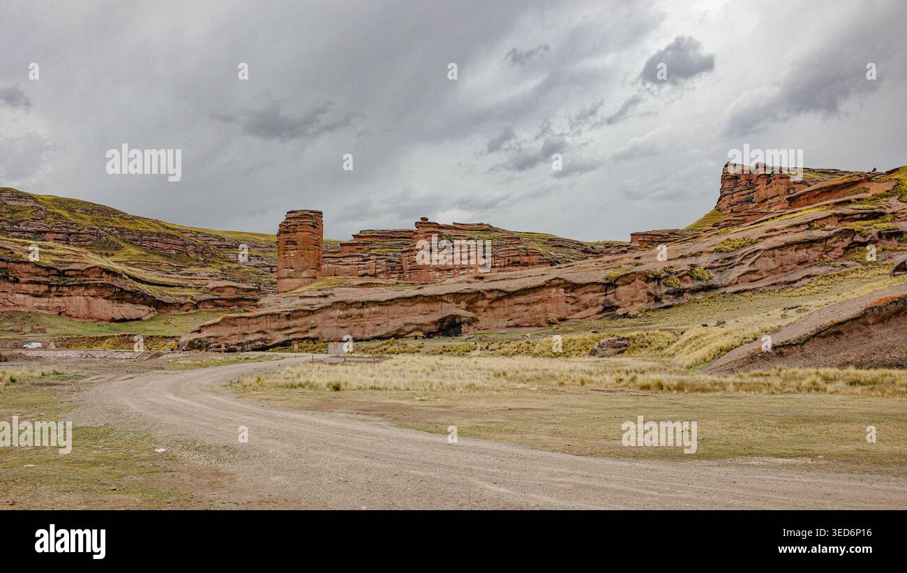 Tinajani, Pérou - 27 novembre 2025 : formations rocheuses du canyon Tinajani dans les Andes péruviennes Banque D'Images
