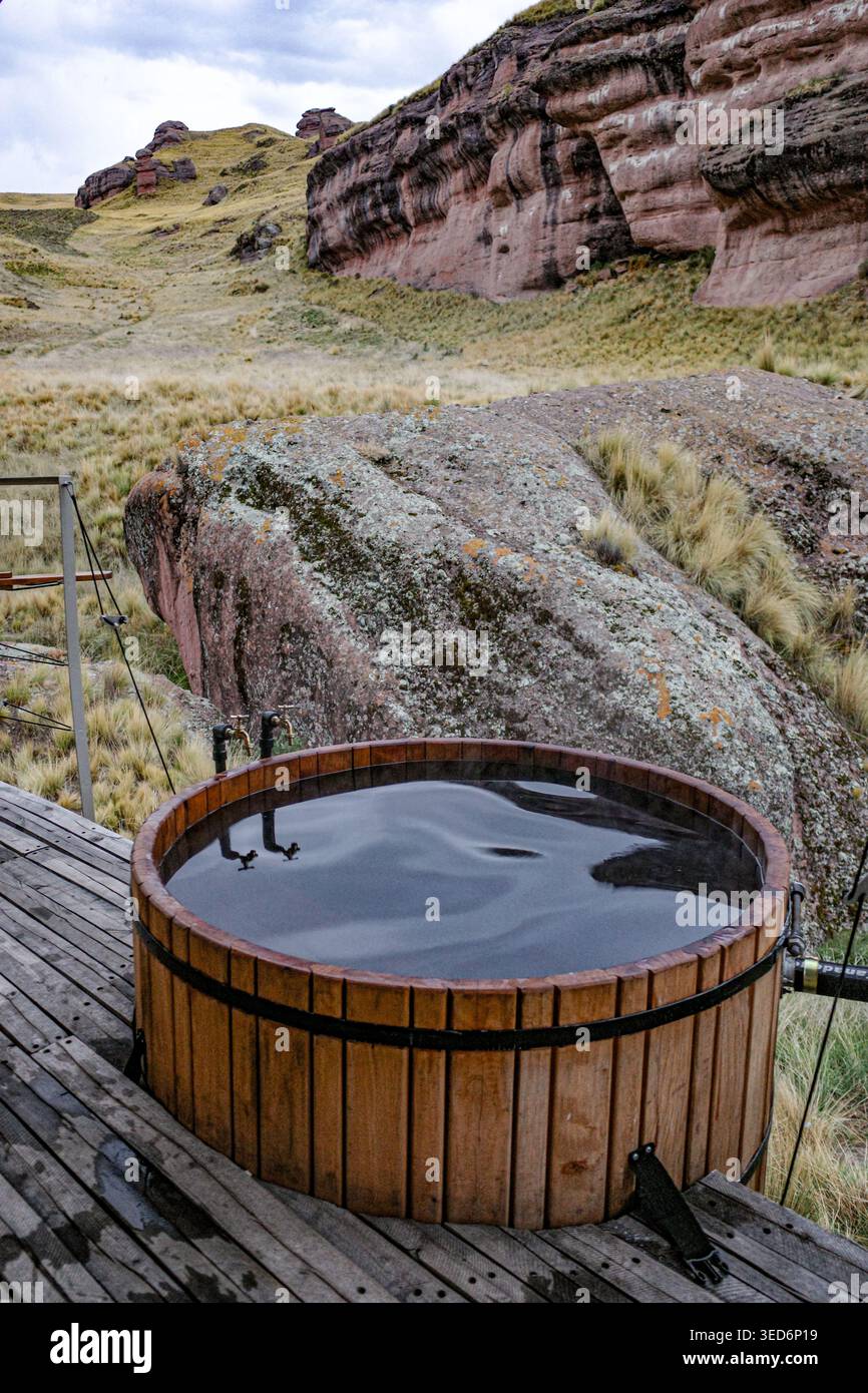 Tinajani, Pérou - 26 novembre 2025 : bain à remous au camp de luxe Tinajani Canyon Banque D'Images
