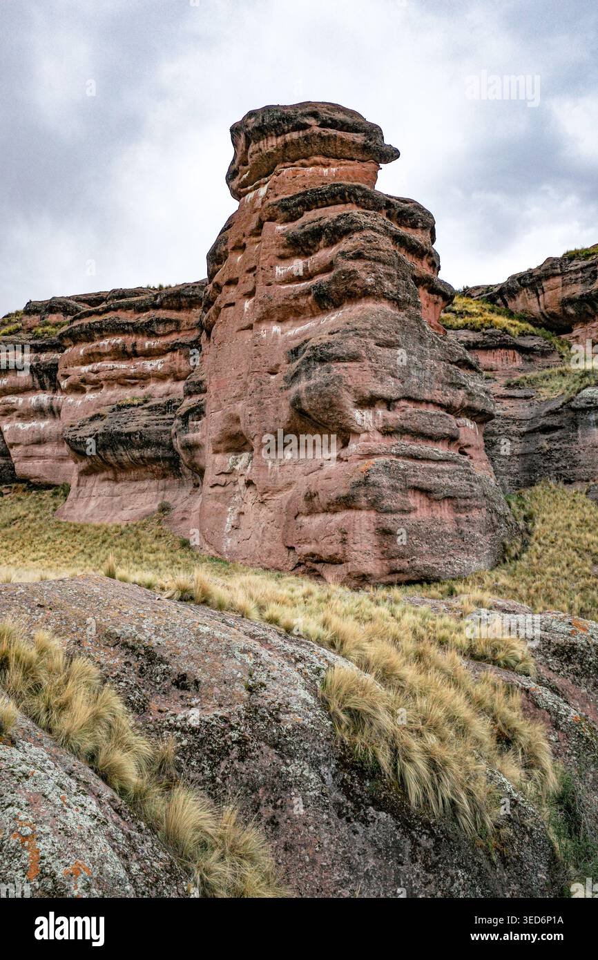 Tinajani, Pérou - 27 novembre 2025 : formations rocheuses du canyon Tinajani dans les Andes péruviennes Banque D'Images
