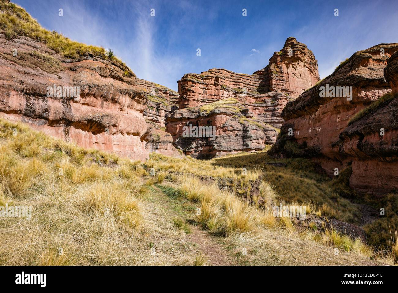 Tinajani, Pérou - 27 novembre 2025 : formations rocheuses du canyon Tinajani dans les Andes péruviennes Banque D'Images