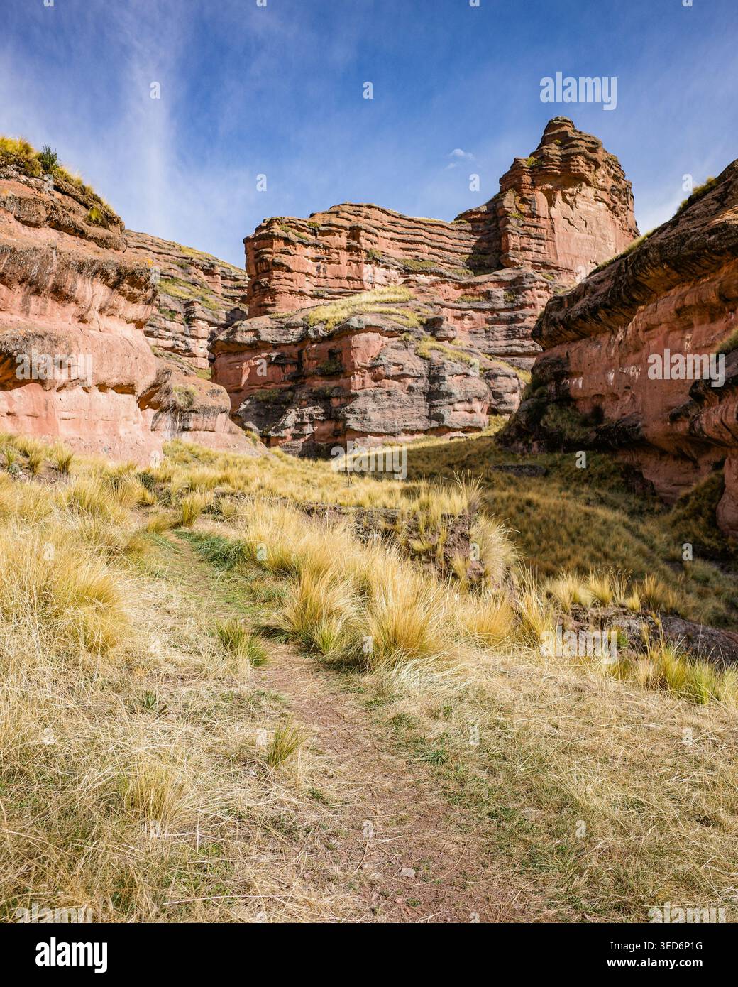 Tinajani, Pérou - 27 novembre 2025 : formations rocheuses du canyon Tinajani dans les Andes péruviennes Banque D'Images