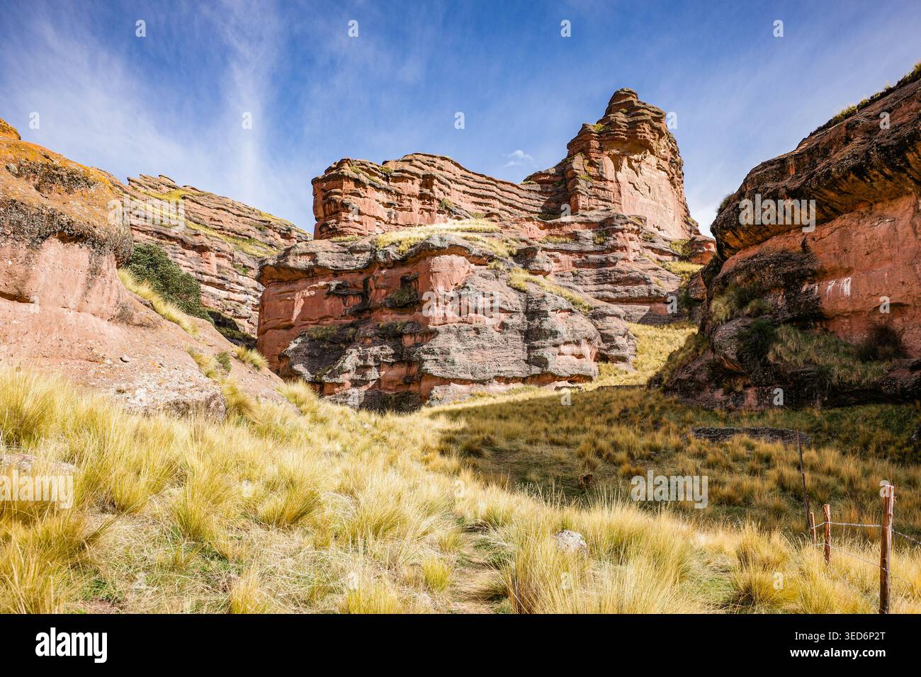 Tinajani, Pérou - 27 novembre 2025 : formations rocheuses du canyon Tinajani dans les Andes péruviennes Banque D'Images