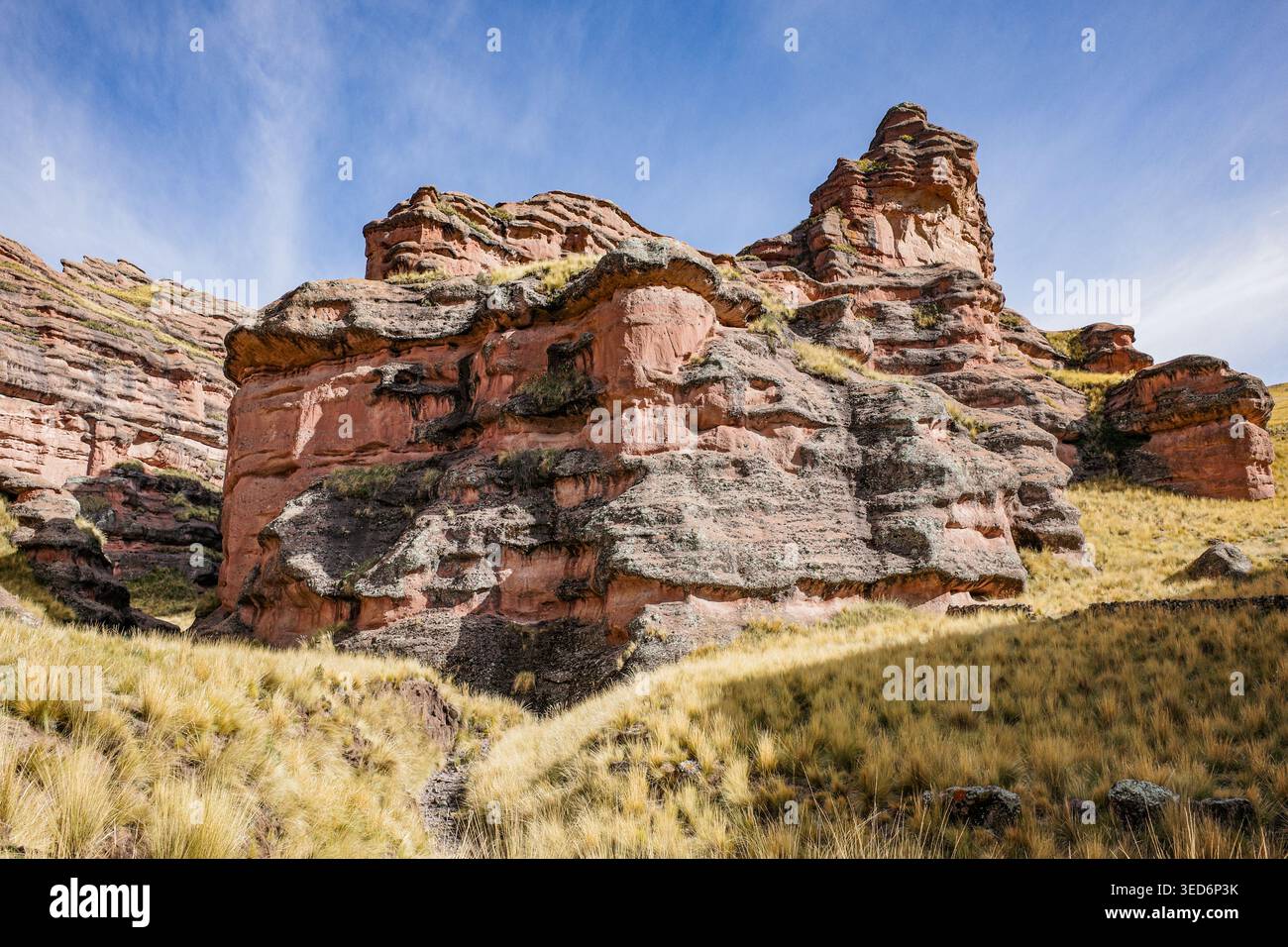 Tinajani, Pérou - 27 novembre 2025 : formations rocheuses du canyon Tinajani dans les Andes péruviennes Banque D'Images