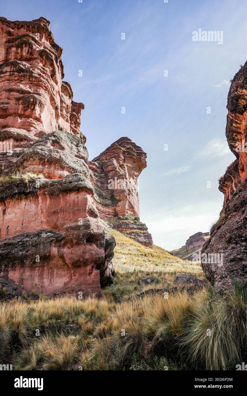 Tinajani, Pérou - 27 novembre 2025 : formations rocheuses du canyon Tinajani dans les Andes péruviennes Banque D'Images