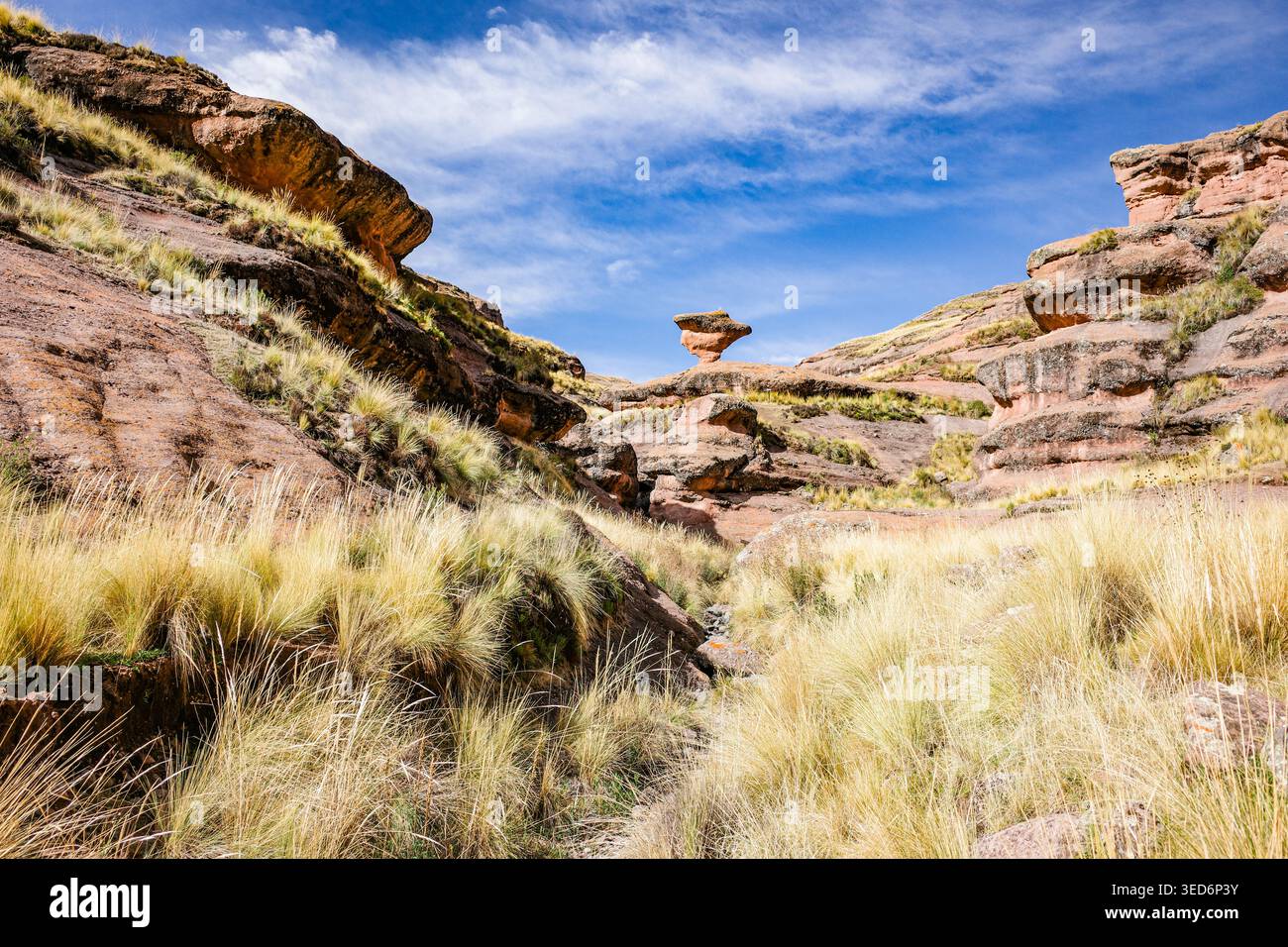 Tinajani, Pérou - 27 novembre 2025 : formations rocheuses du canyon Tinajani dans les Andes péruviennes Banque D'Images