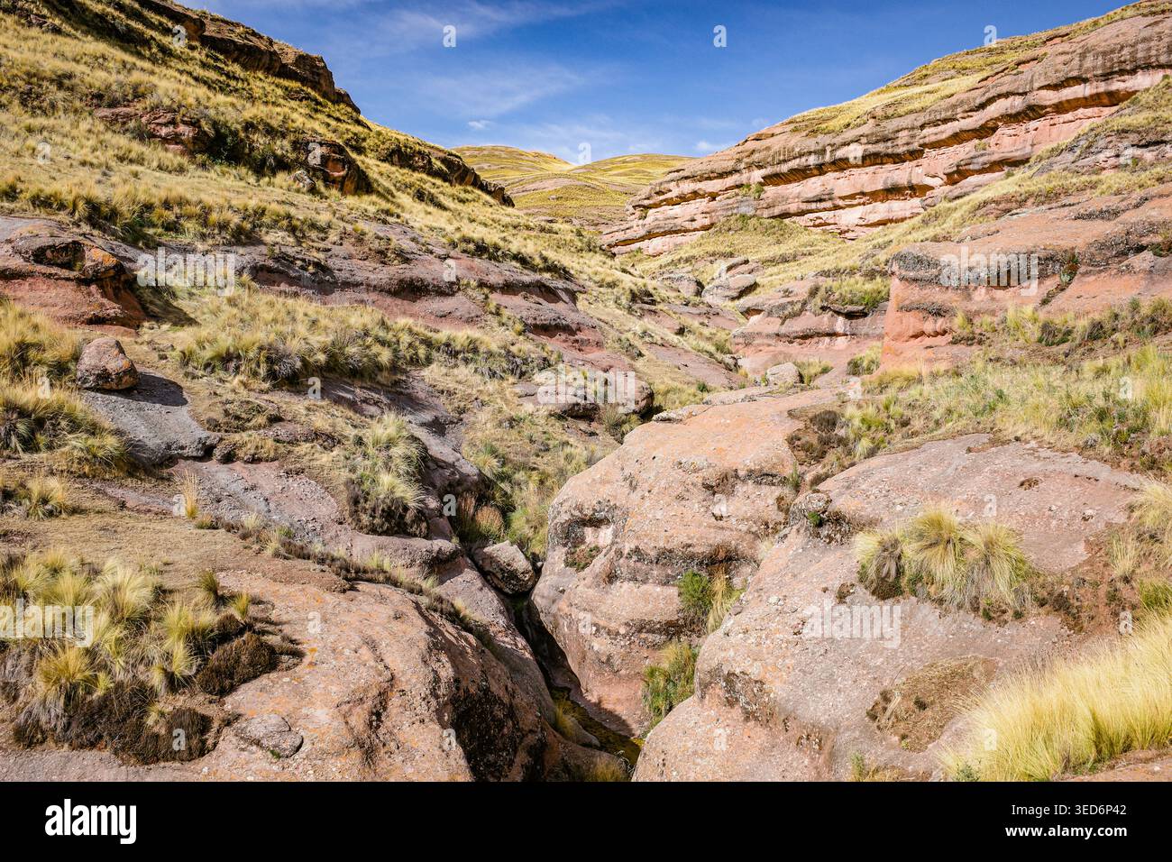 Tinajani, Pérou - 27 novembre 2025 : formations rocheuses du canyon Tinajani dans les Andes péruviennes Banque D'Images