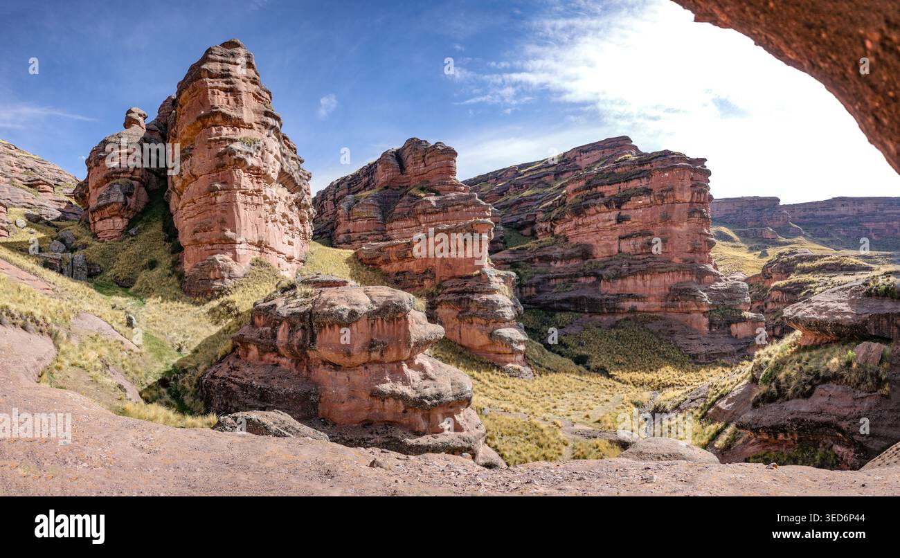 Tinajani, Pérou - 27 novembre 2025 : formations rocheuses du canyon Tinajani dans les Andes péruviennes Banque D'Images