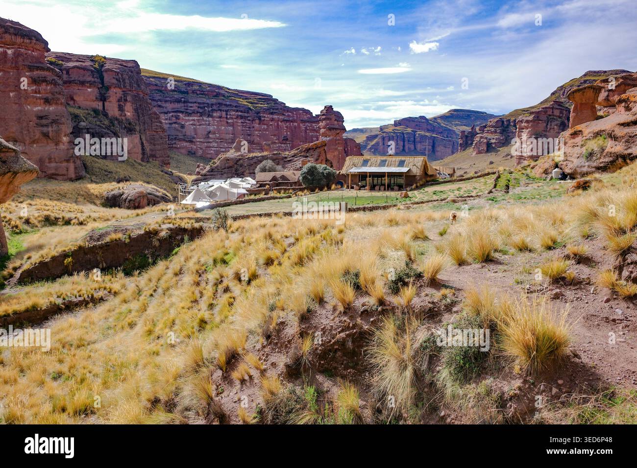 Tanajani, Pérou - 27 novembre 2025 : paysages andins spectaculaires au Tinajani Lodge dans le canyon de Tinajani Banque D'Images