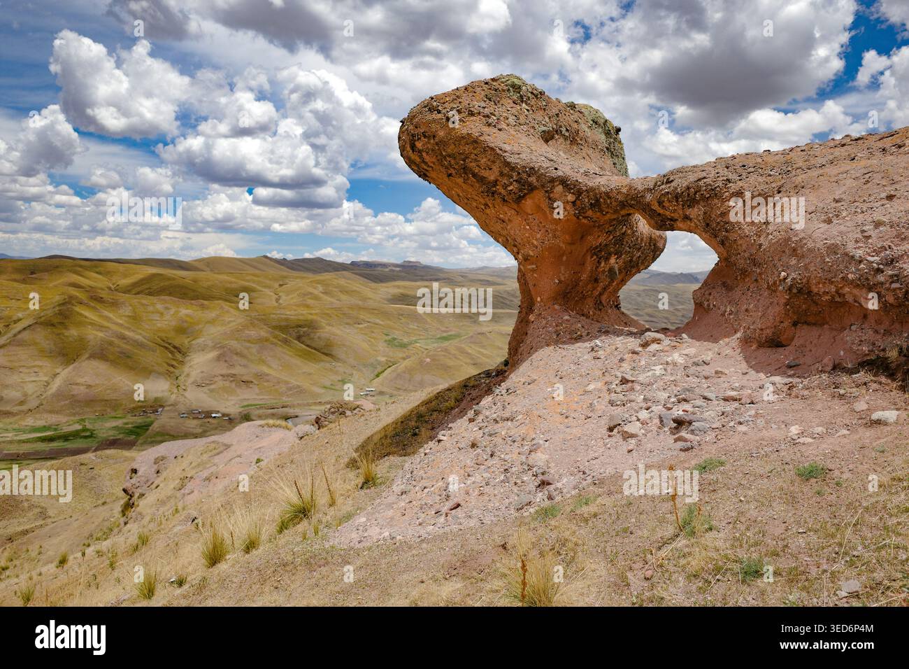 Tinajani, Pérou - 27 novembre 2025 : formations rocheuses du canyon Tinajani dans les Andes péruviennes Banque D'Images