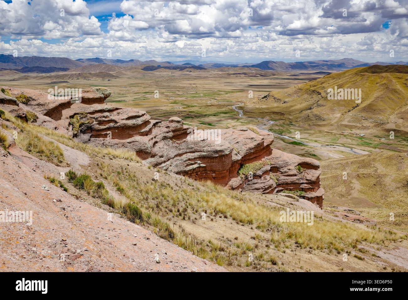 Tinajani, Pérou - 27 novembre 2025 : formations rocheuses du canyon Tinajani dans les Andes péruviennes Banque D'Images
