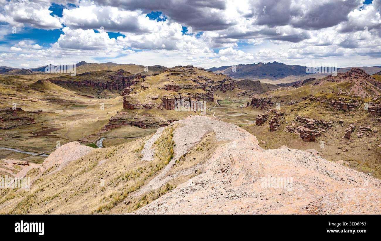 Tinajani, Pérou - 27 novembre 2025 : formations rocheuses du canyon Tinajani dans les Andes péruviennes Banque D'Images