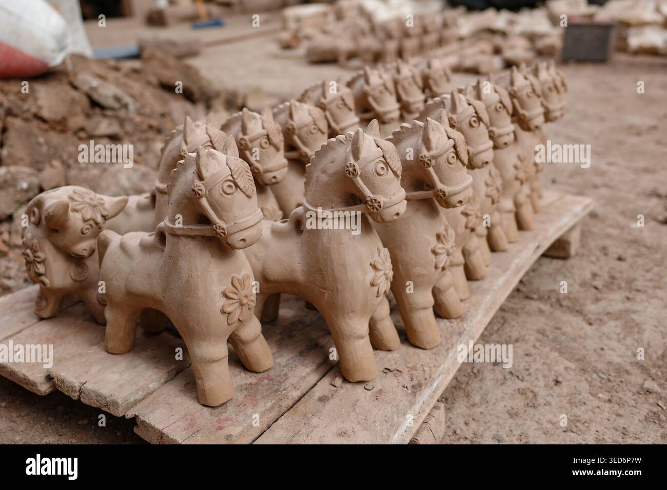 Pucara, Pérou - 27 novembre 2025 : taureaux en céramique traditionnels (Torito de Pucara) dans la ville de Pucaca, Puno, Pérou Banque D'Images
