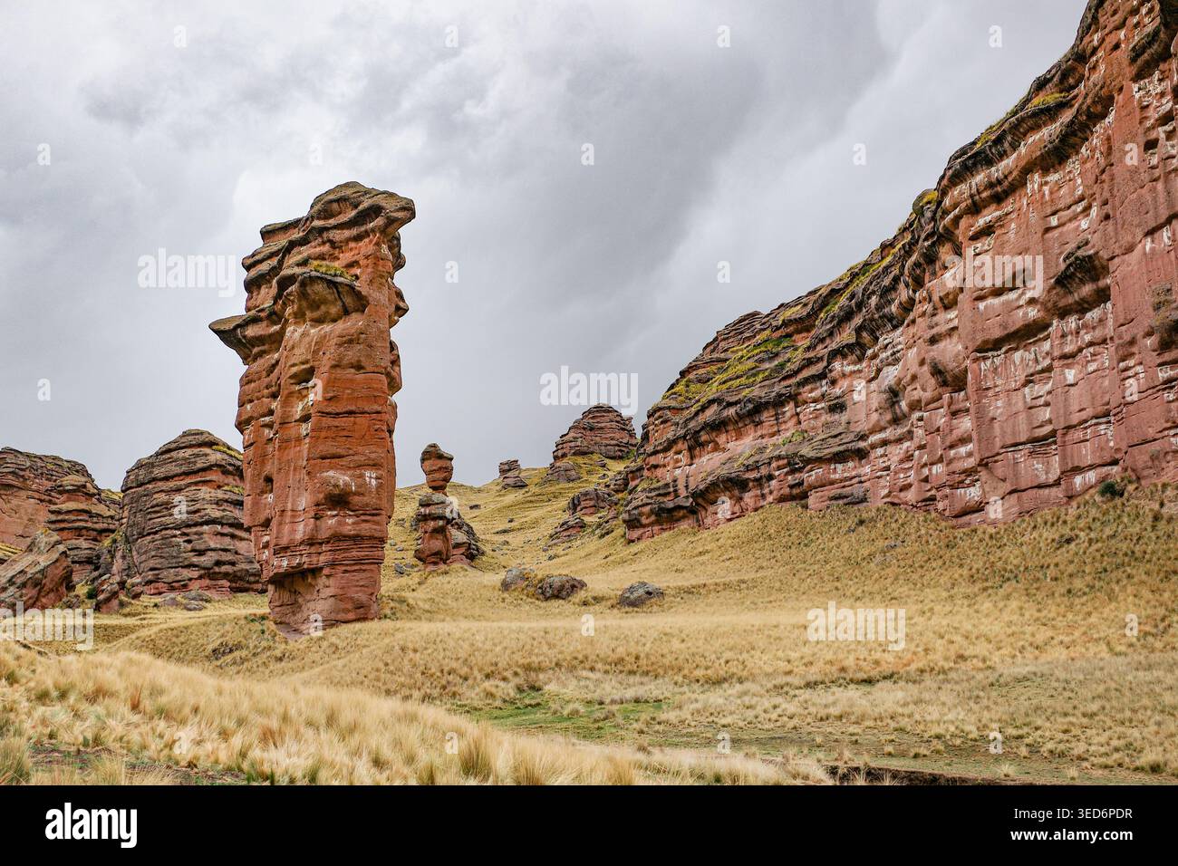 Tinajani, Pérou - 27 novembre 2025 : formations rocheuses du canyon Tinajani dans les Andes péruviennes Banque D'Images