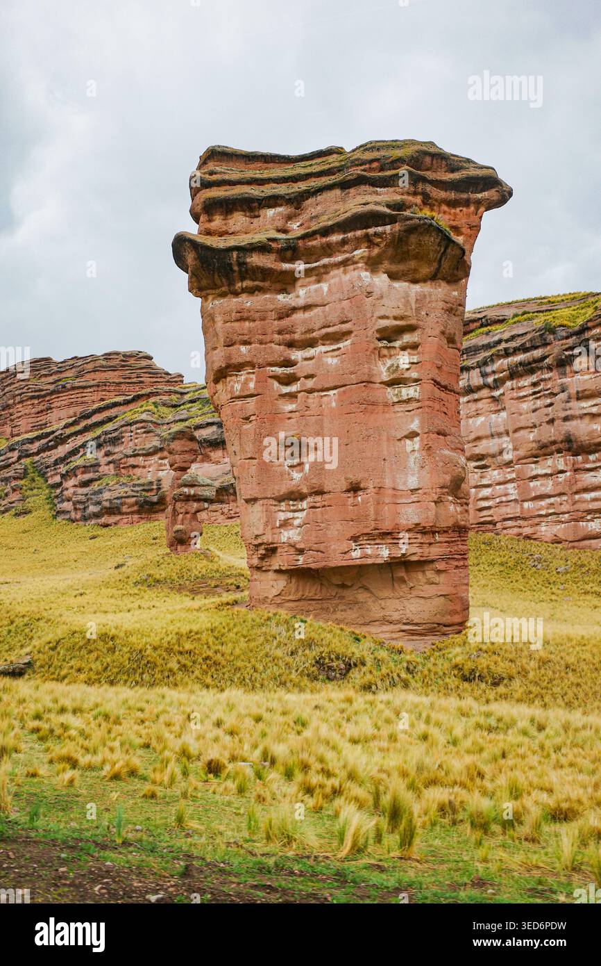Tinajani, Pérou - 27 novembre 2025 : formations rocheuses du canyon Tinajani dans les Andes péruviennes Banque D'Images