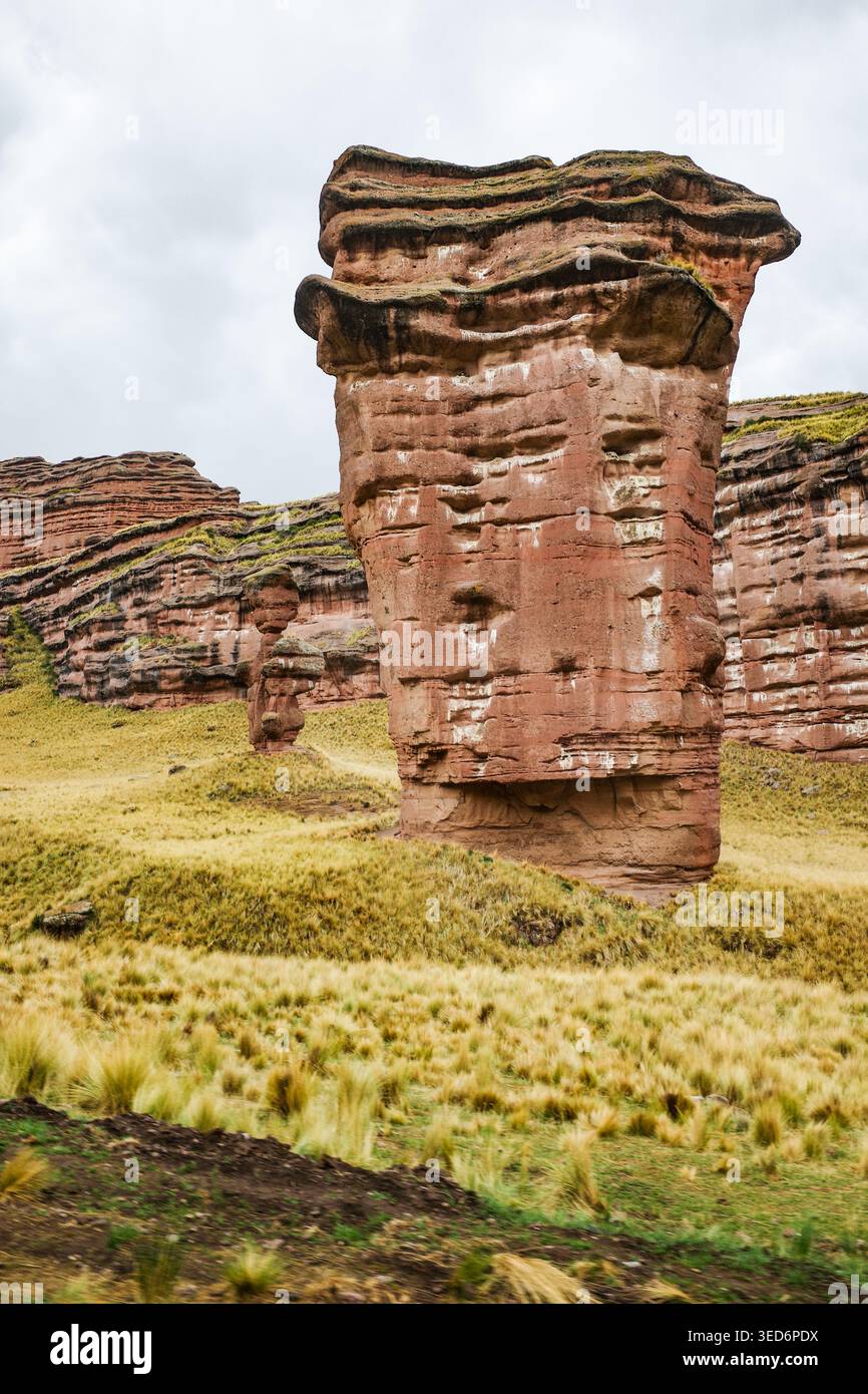 Tinajani, Pérou - 27 novembre 2025 : formations rocheuses du canyon Tinajani dans les Andes péruviennes Banque D'Images