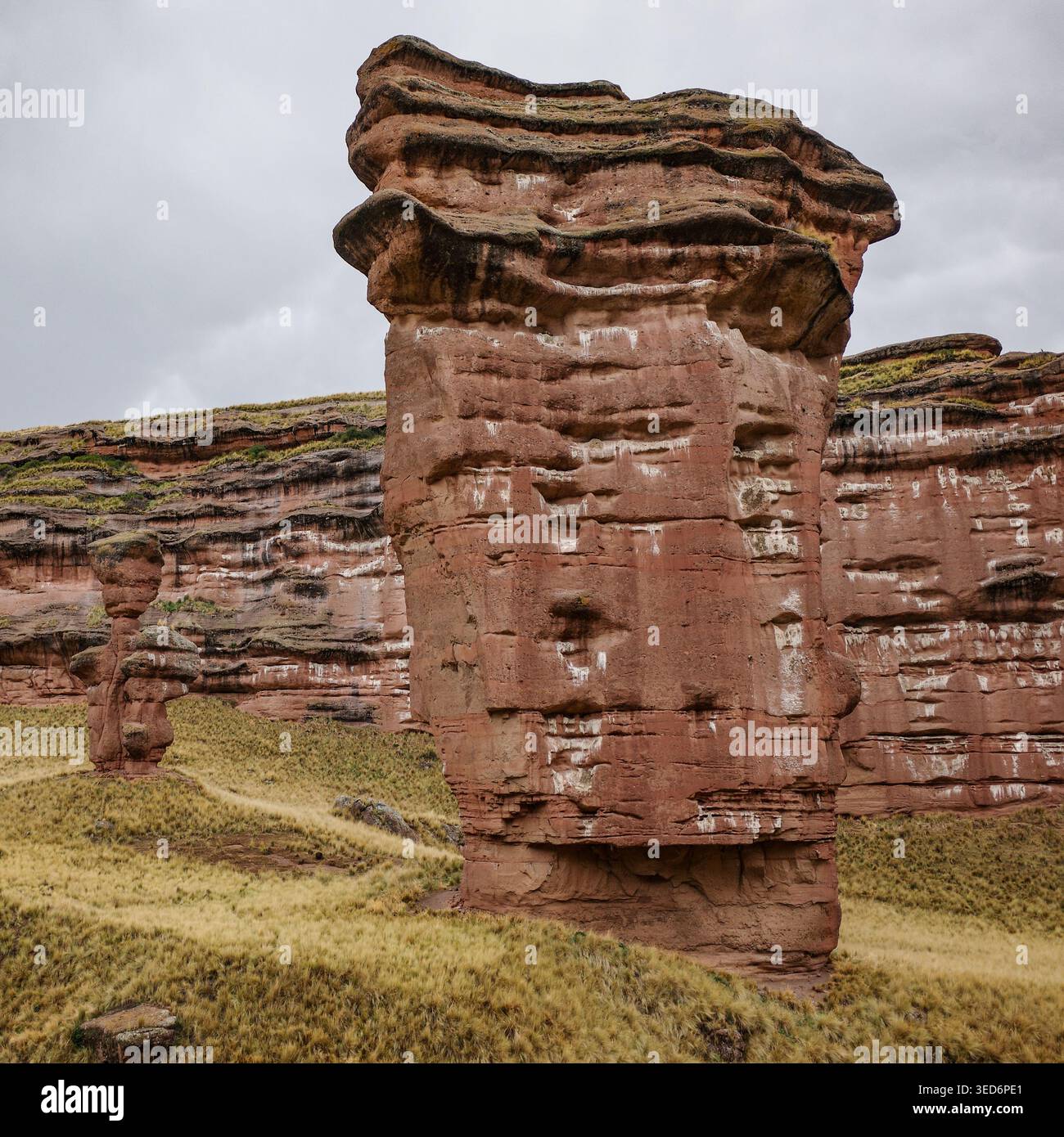 Tinajani, Pérou - 27 novembre 2025 : formations rocheuses du canyon Tinajani dans les Andes péruviennes Banque D'Images