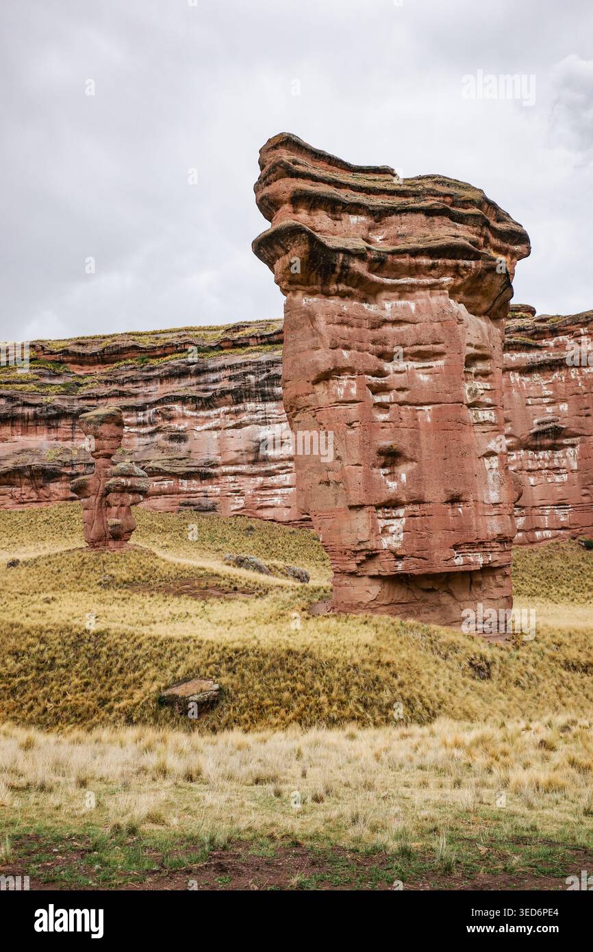 Tinajani, Pérou - 27 novembre 2025 : formations rocheuses du canyon Tinajani dans les Andes péruviennes Banque D'Images