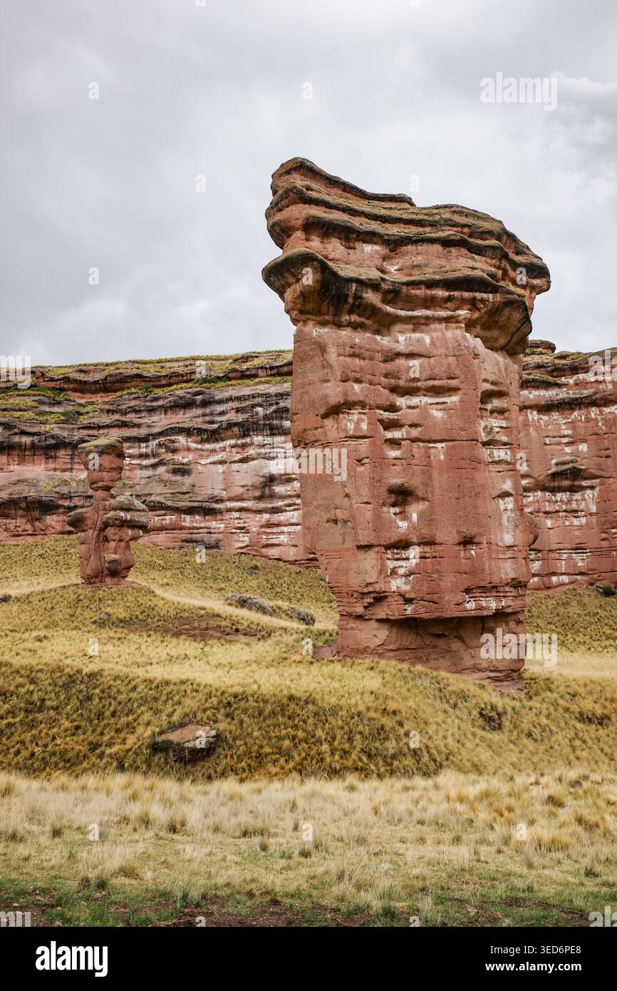 Tinajani, Pérou - 27 novembre 2025 : formations rocheuses du canyon Tinajani dans les Andes péruviennes Banque D'Images