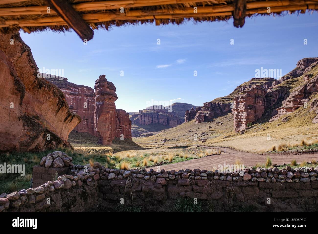 Tanajani, Pérou - 27 novembre 2025 : paysages andins spectaculaires au Tinajani Lodge dans le canyon de Tinajani Banque D'Images
