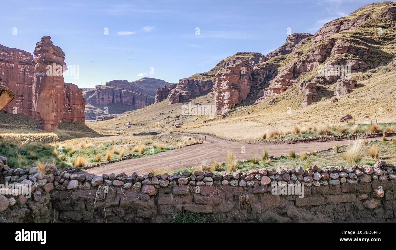 Tinajani, Pérou - 27 novembre 2025 : formations rocheuses du canyon Tinajani dans les Andes péruviennes Banque D'Images