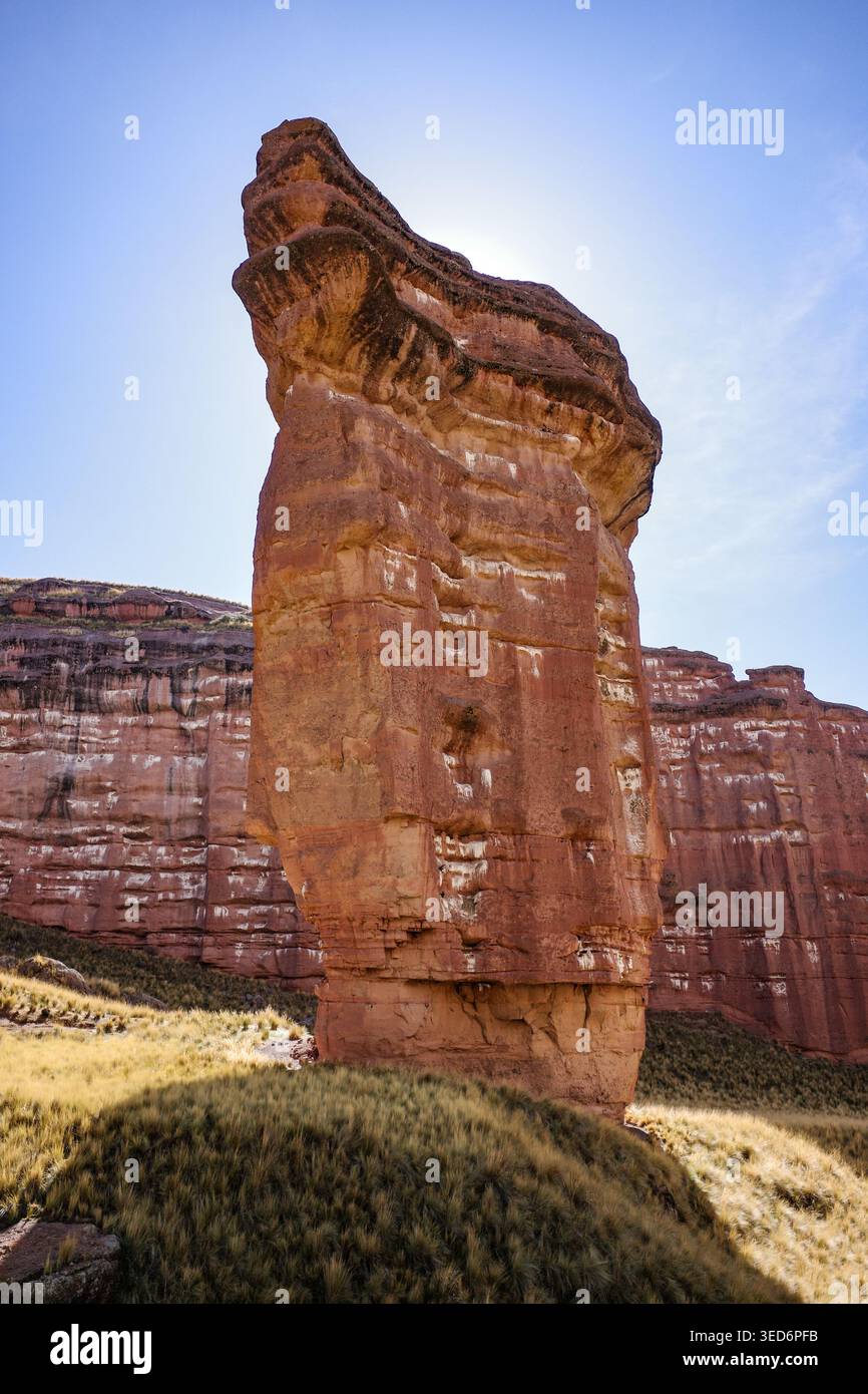 Tinajani, Pérou - 27 novembre 2025 : formations rocheuses du canyon Tinajani dans les Andes péruviennes Banque D'Images