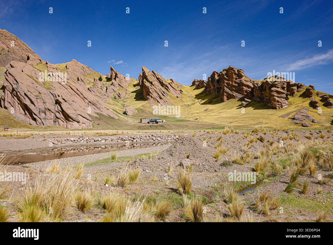 Tinajani, Pérou - 27 novembre 2025 : formations rocheuses du canyon Tinajani dans les Andes péruviennes Banque D'Images
