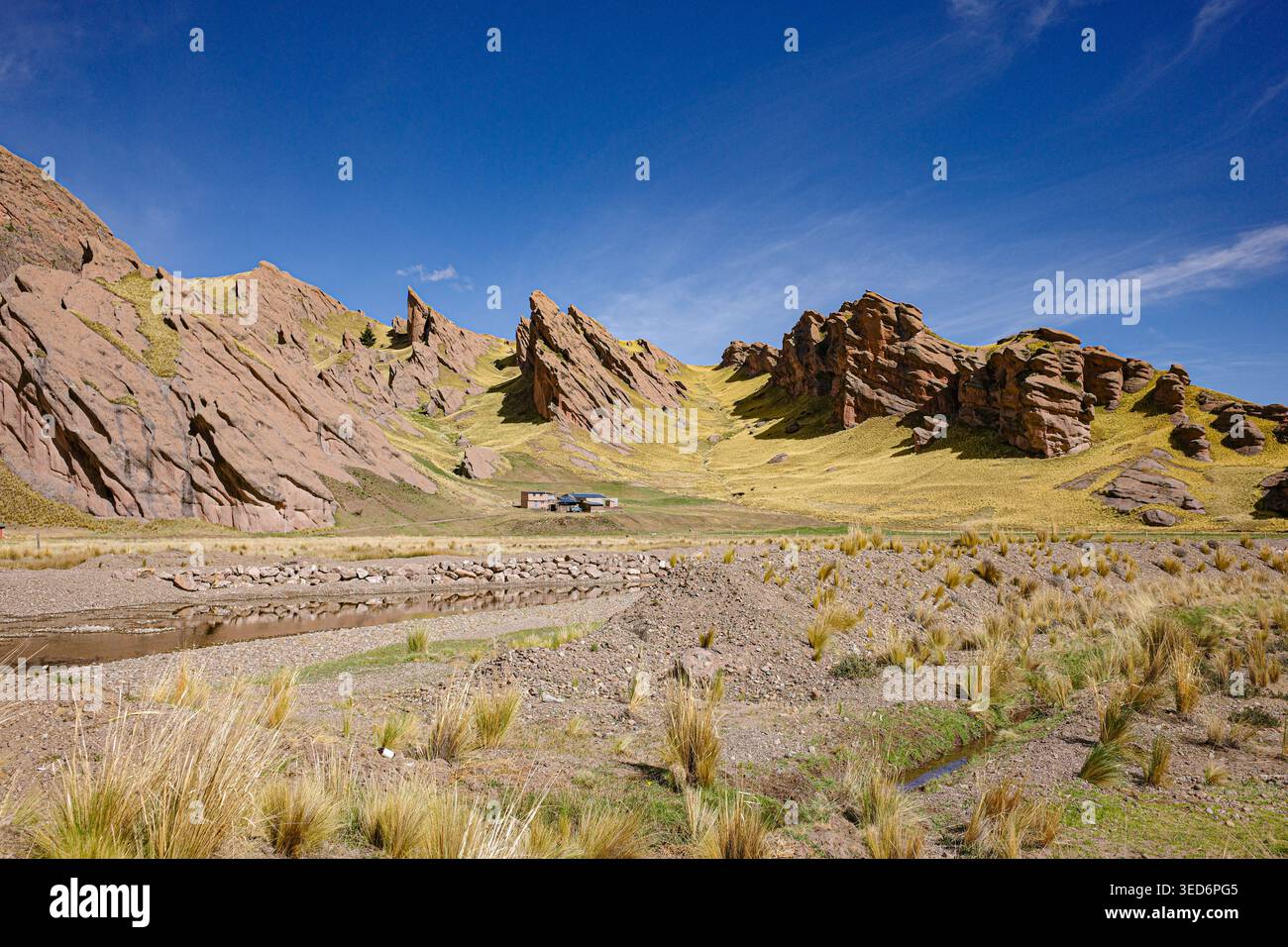 Tinajani, Pérou - 27 novembre 2025 : formations rocheuses du canyon Tinajani dans les Andes péruviennes Banque D'Images