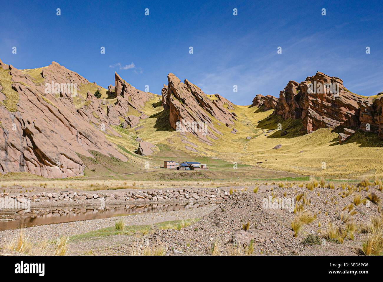 Tinajani, Pérou - 27 novembre 2025 : formations rocheuses du canyon Tinajani dans les Andes péruviennes Banque D'Images