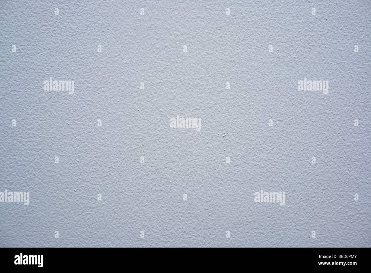 Texture de mur blanche propre avec des détails de surface subtils et un aspect esthétique minimal. Idéal pour les arrière-plans modernes, les maquettes de produits, le design d'intérieur. Banque D'Images