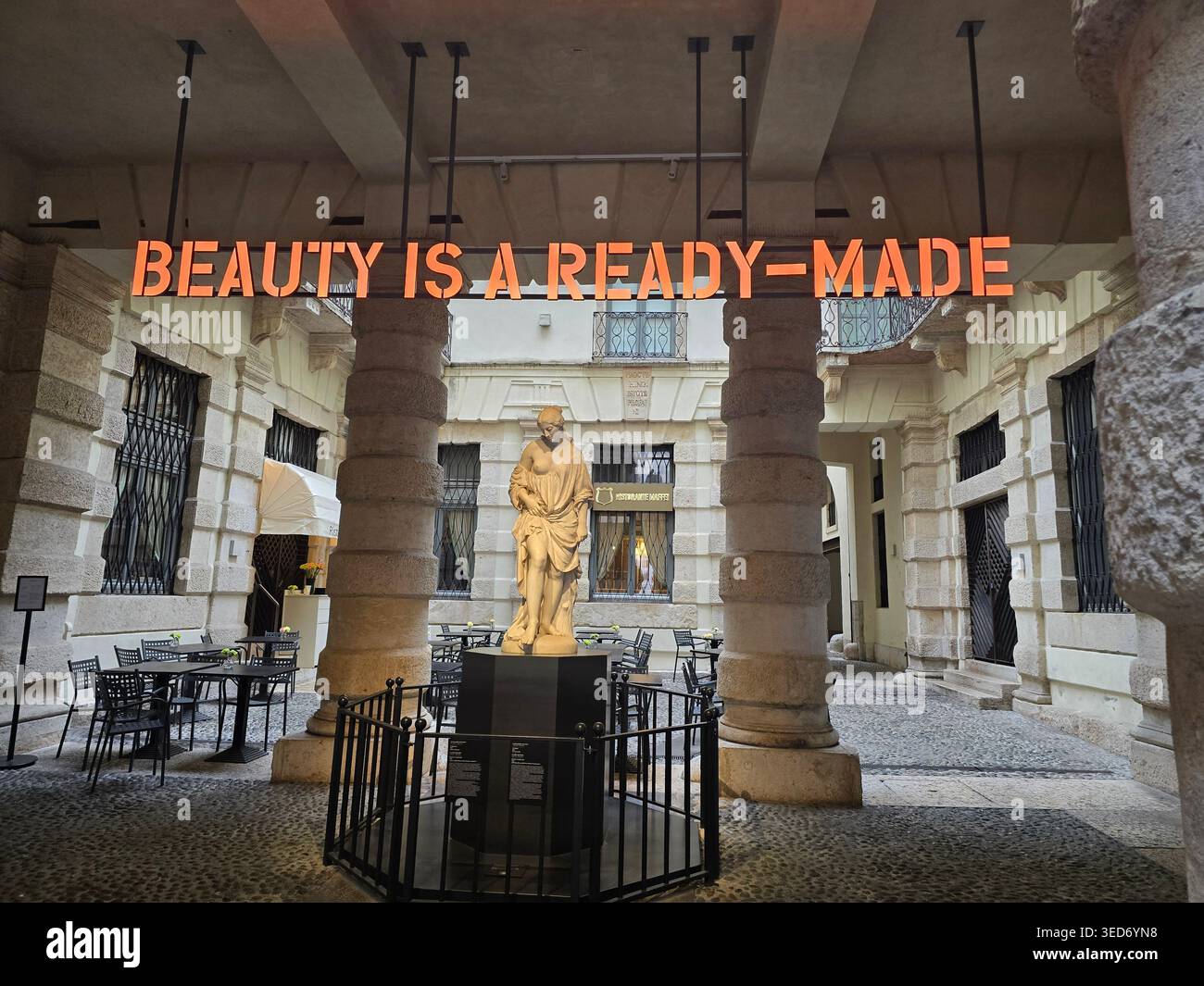 Texte néon Reading Beauty est Une œuvre prête à l'emploi dans la cour du musée Castelvecchio à Vérone, Vénétie, Italie - Image de stock capturée avec un smartphone