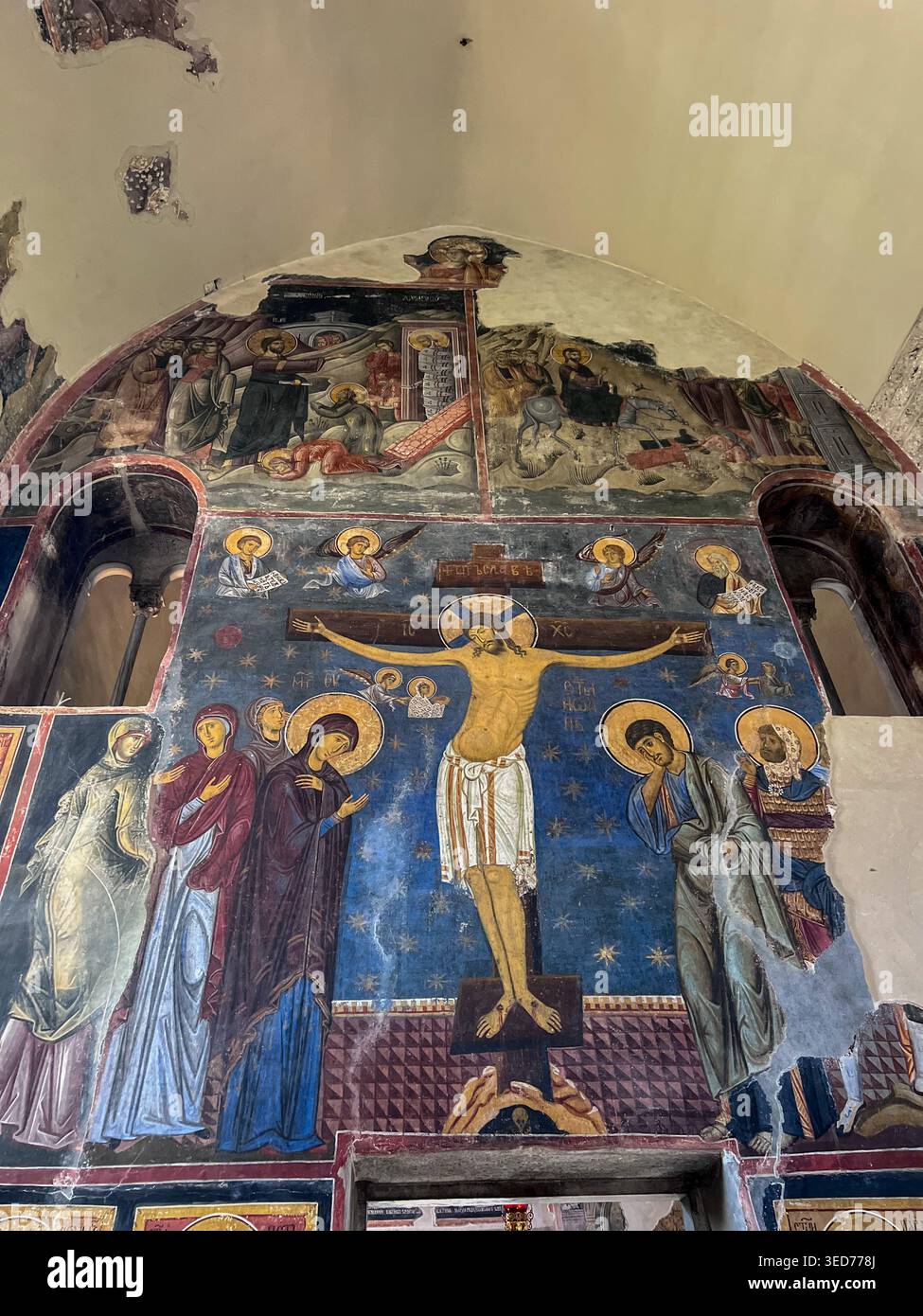 Fresque médiévale de la crucifixion du Christ dans le monastère de Studenica, Serbie, avec art religieux byzantin et figures sacrées. - Image de stock capturée avec un smartphone