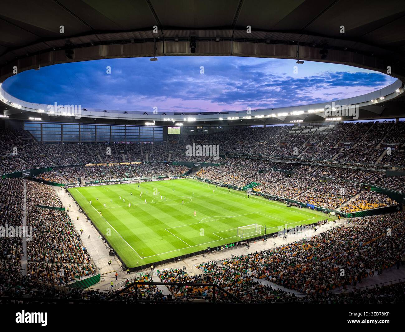 Vue panoramique intérieure du stade la Cartuja à Séville, en Espagne, avant le match de la Liga entre le Real Betis et le Real Madrid au crépuscule Banque D'Images